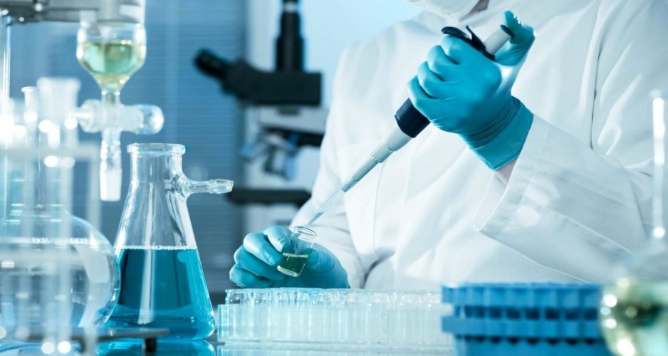 scienziato_in_laboratorio